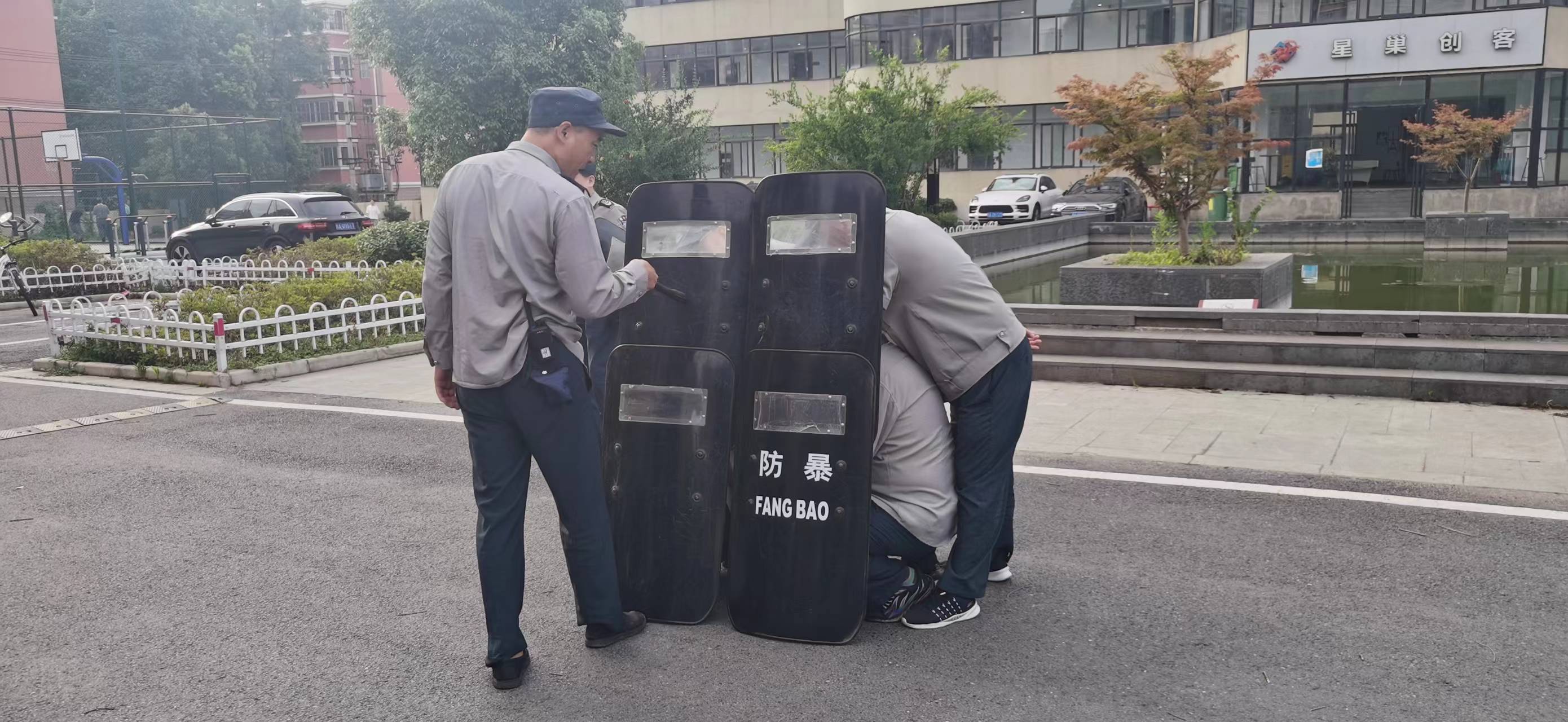 庐阳建华文创园开展反恐防暴演习活动